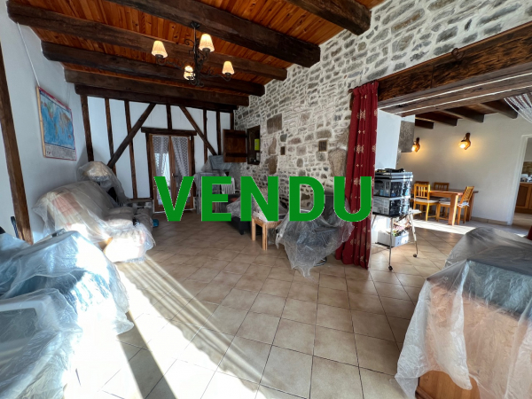 Maison en pierre à la campagne