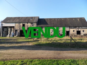 Bâtiment à transformer en habitation et/ou terrain à construire à environ 6 km de BRECEY-vendu